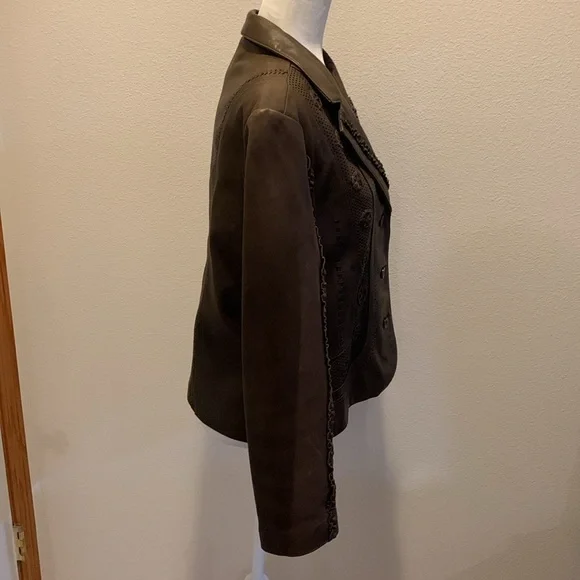 CHICO’s Womens Brown Leather Crop Length Jacket. Buttery Soft. Nice detail.​​​​​ - Picture 3 of 14